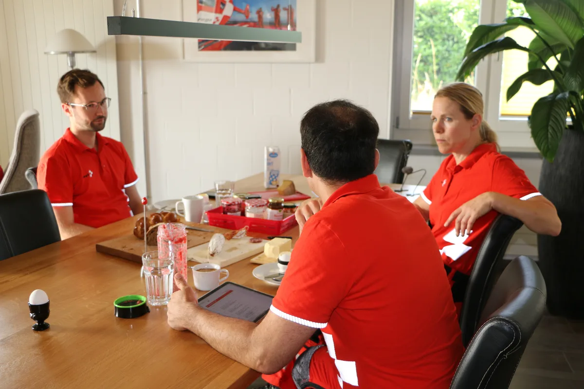 Impressionen vom Rega-Basis Dübendorf mit verschiedenen Maschinen und Menschen.